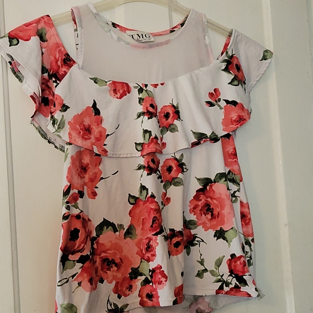 Cold shoulder tank